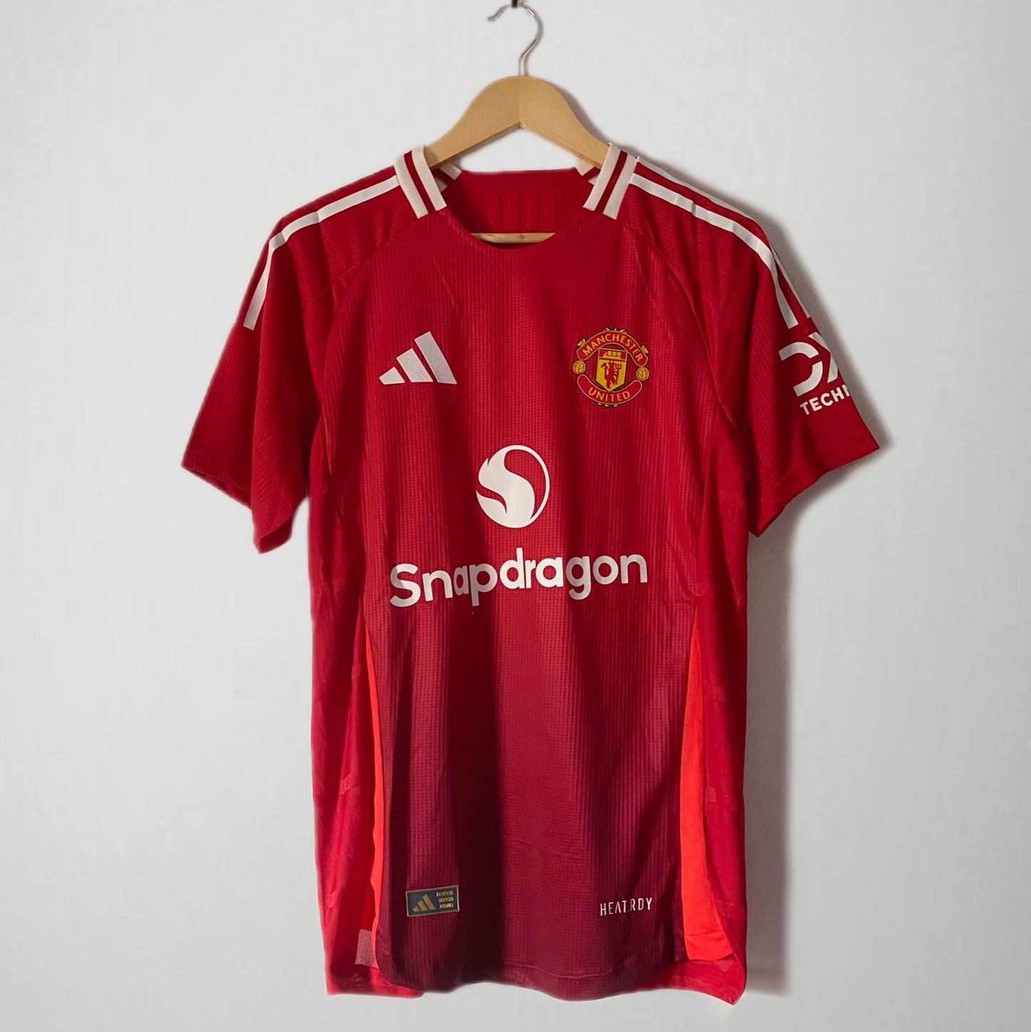 Player Version Manchester United 2024/25 Home Mainoo #37